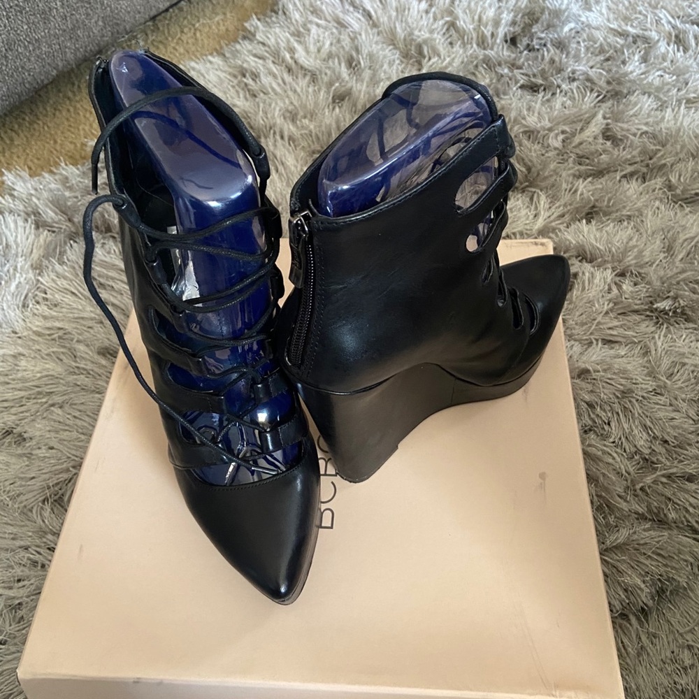 BCBG wedge
